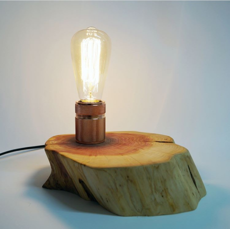Aufnahme eine Glühlame auf einem Holzsockel